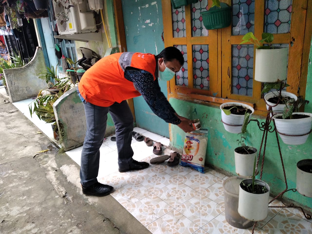 Rumah Zakat Depok Berikan Bantuan untuk Warga Isoman